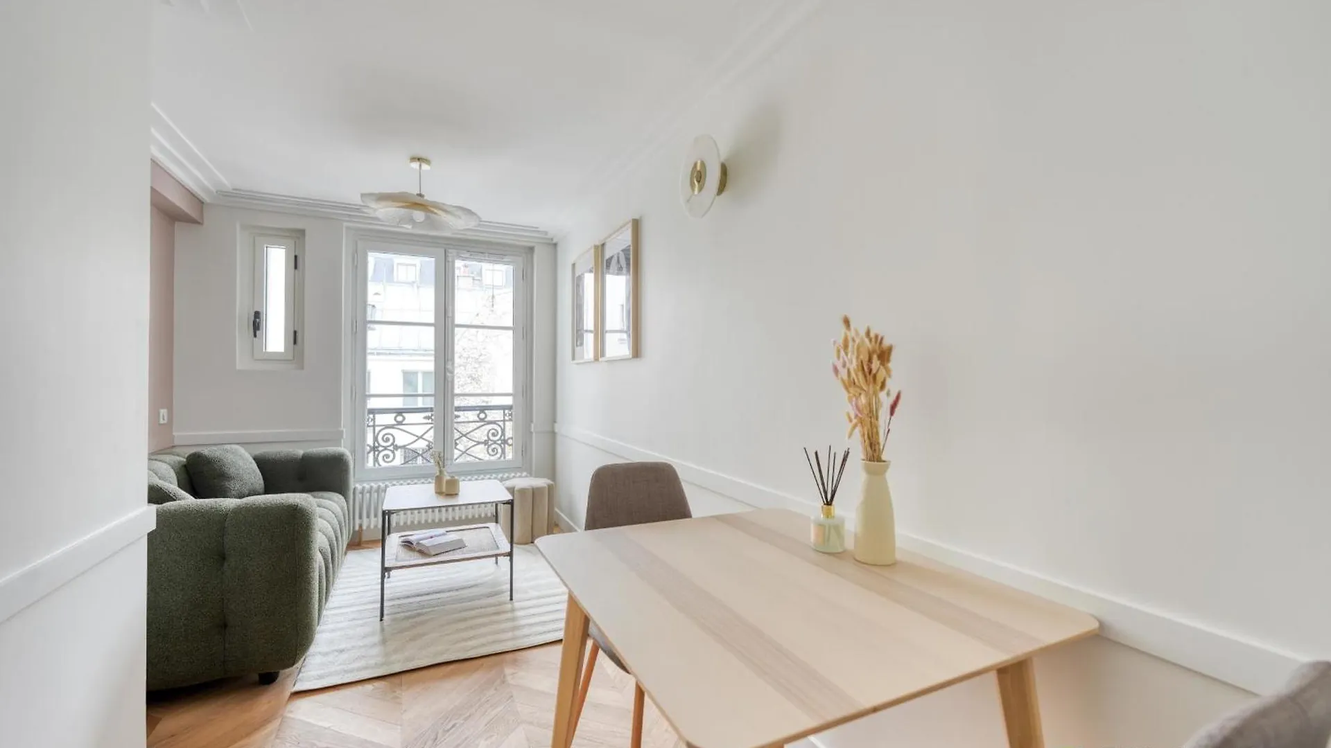 Apartment Charming 2-Bedroom With Living Room 47 M Paris 9E