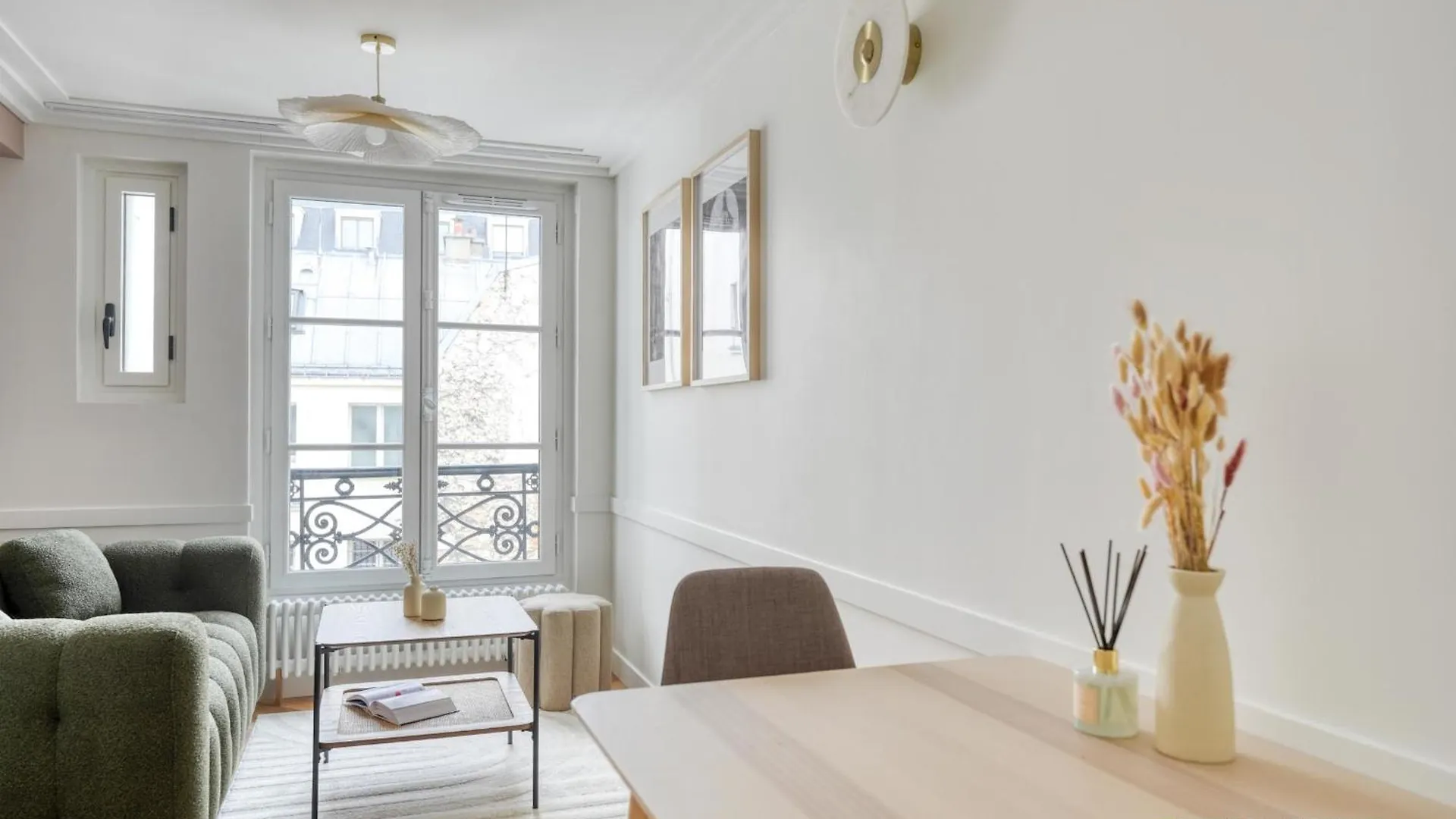 Charming 2-Bedroom With Living Room 47 M Paris 9E 0*,  France