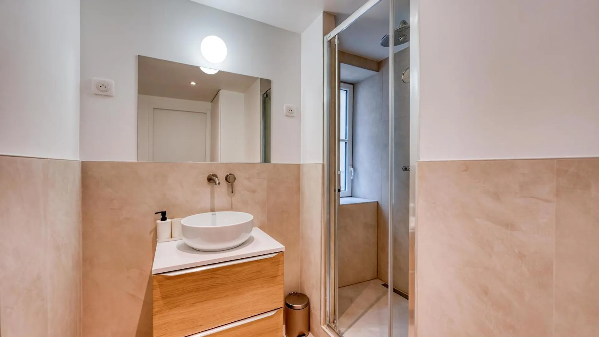 Charming 2-Bedroom With Living Room 47 M Paris 9E 0*,  France