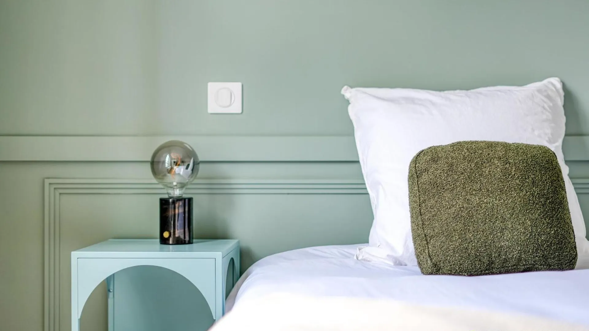 Charming 2-Bedroom With Living Room 47 M Paris 9E Apartment