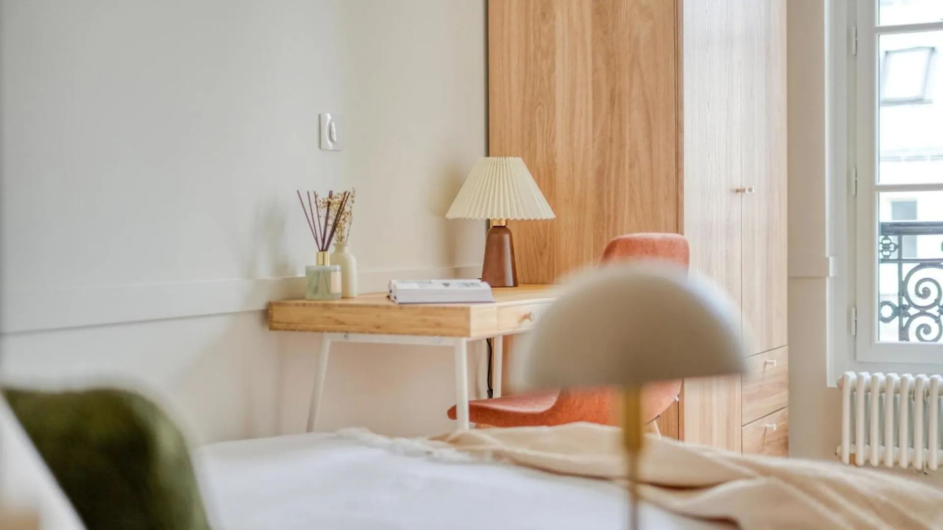 Charming 2-Bedroom With Living Room 47 M Paris 9E 0*,  France