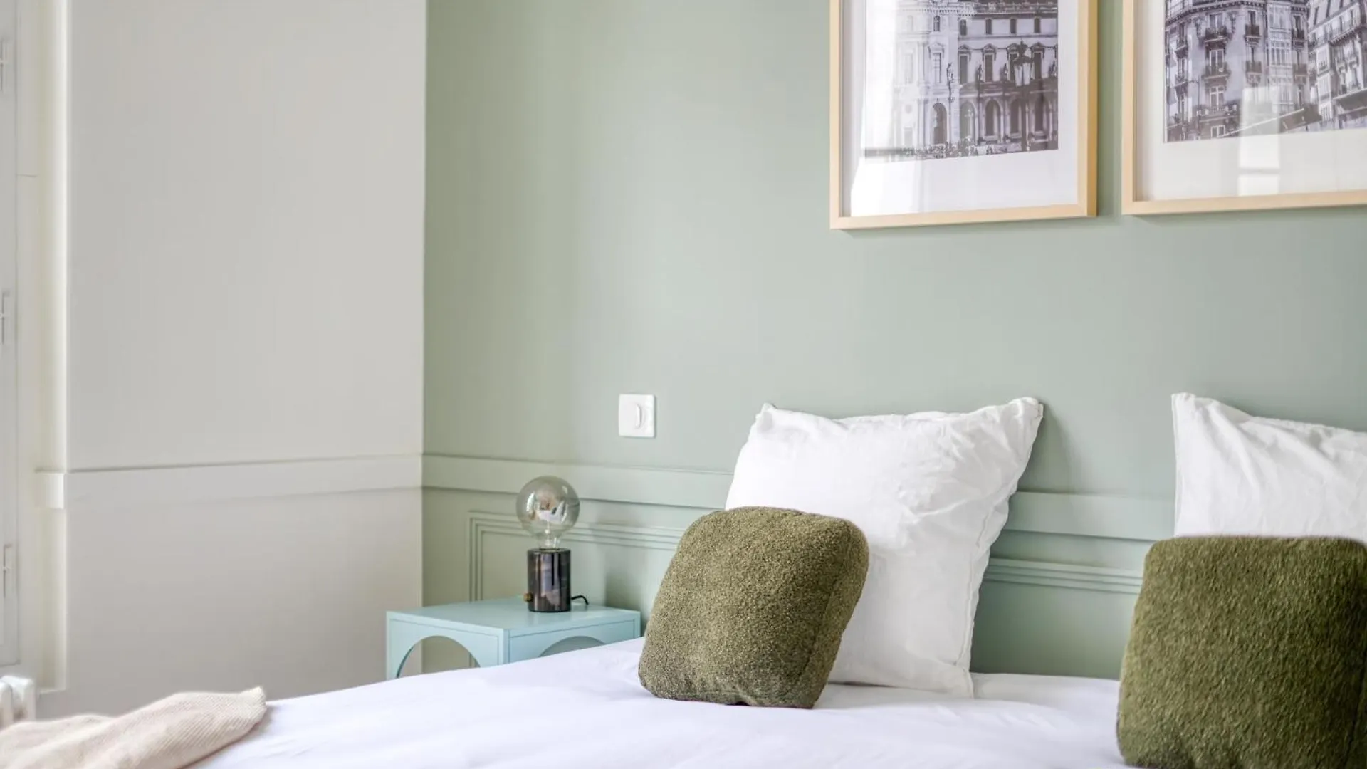 Charming 2-Bedroom With Living Room 47 M Paris 9E 0*,