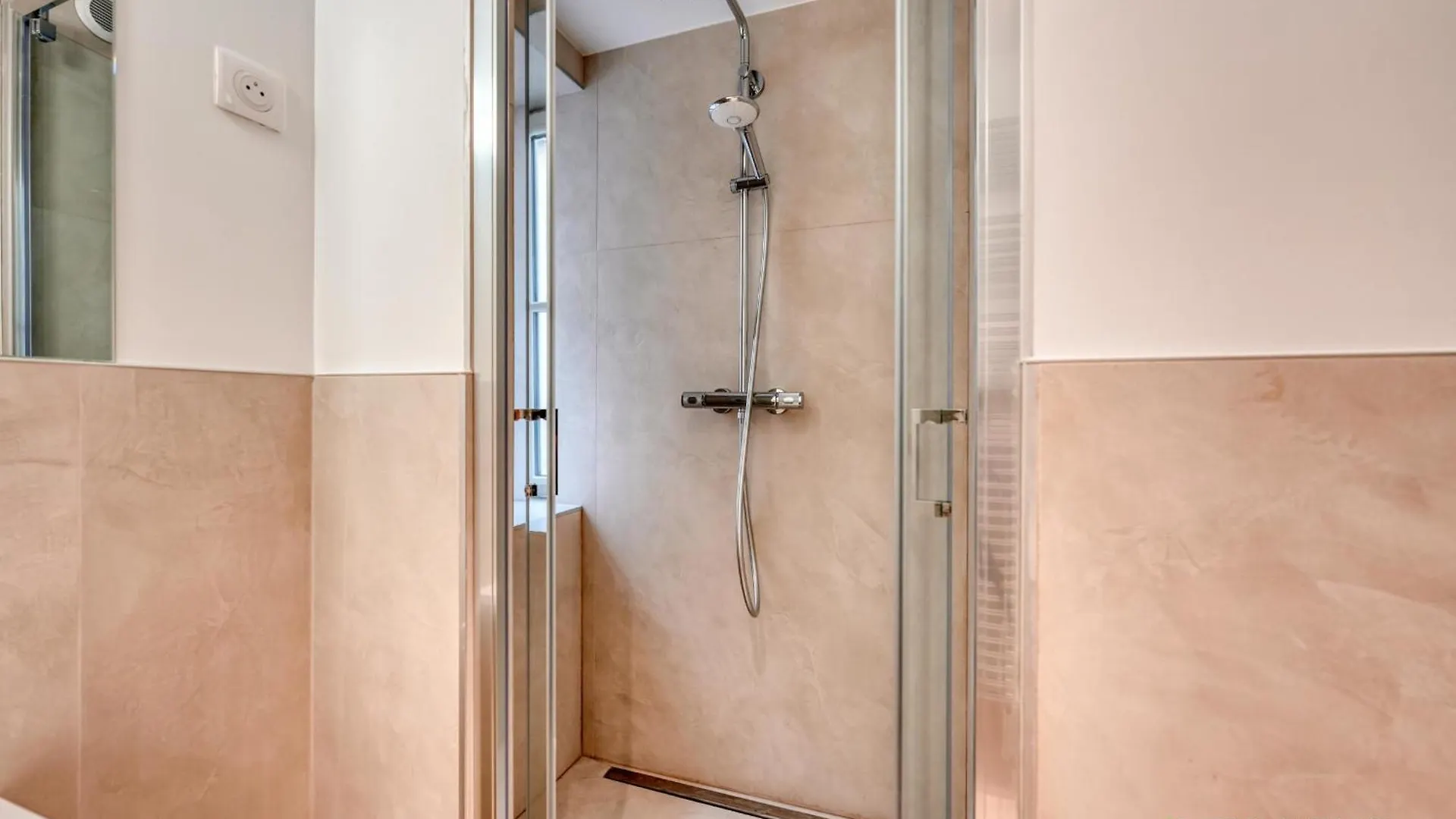 Charming 2-Bedroom With Living Room 47 M Paris 9E Apartment